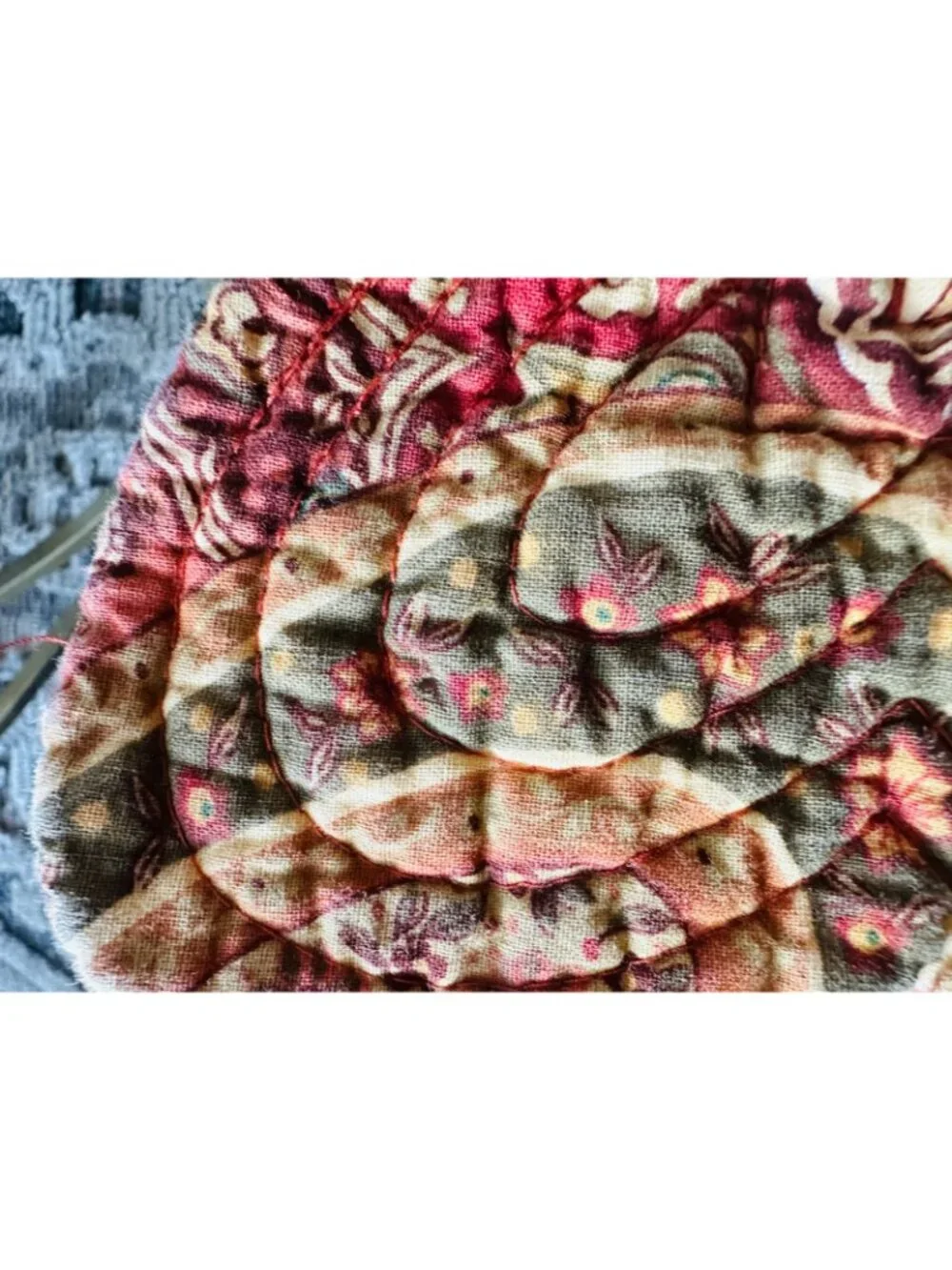2 Vintage Reversible Quilted Placemats Paisley Floral Table Mats Scalloped Edge